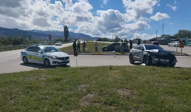 Baraj Kavşağında Kaza! 4 Kişi Yaralandı