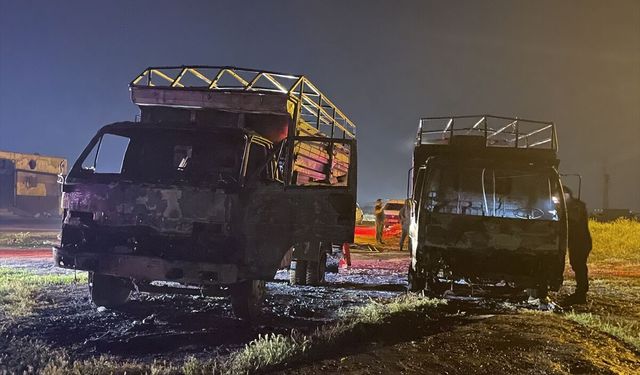 Kayseri'de yanan 2 kamyon hurdaya döndü