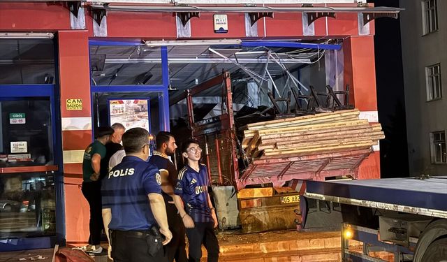 Konya'da feci kaza: kamyon markete girdi