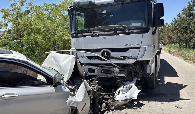 Sivas'ta otomobil, tırla çarpıştı: 1 ölü