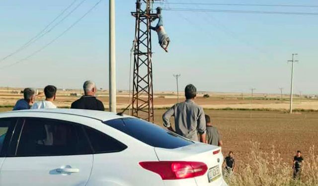 Akıma kapılan işçi direkte asılı kaldı