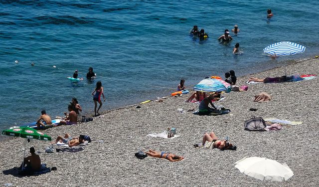 Antalya'da termometreler 38 dereceyi gördü, sahillerde yoğunluk yaşandı