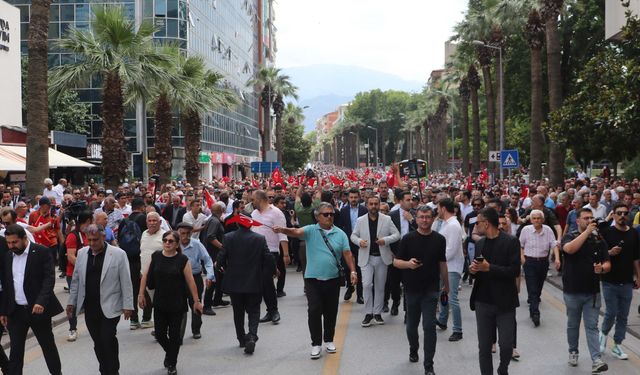 "Bir bankın üzerindeyiz ama milletin gönlündeyiz"