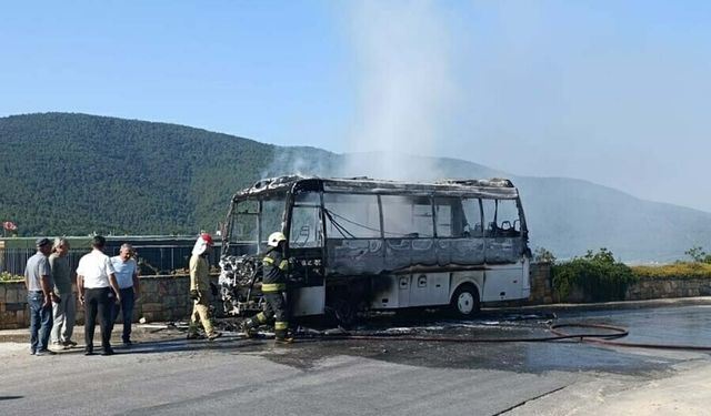 Bodrum-Milas yolunda minibüs alevlere teslim oldu