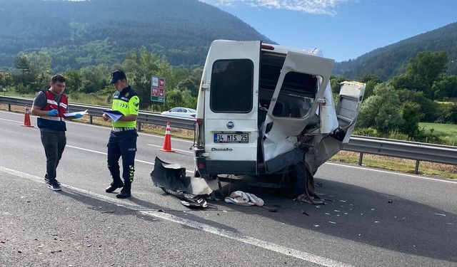 Bolu'da hafif ticari araç ve minibüs çarpıştı