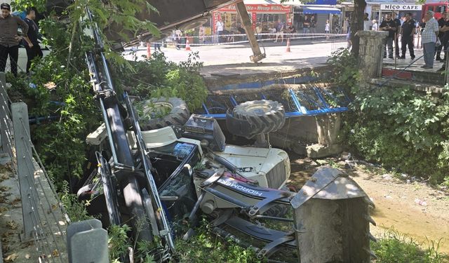 Bursa'da köprü çökünce vinç, otomobilin üzerine devrildi
