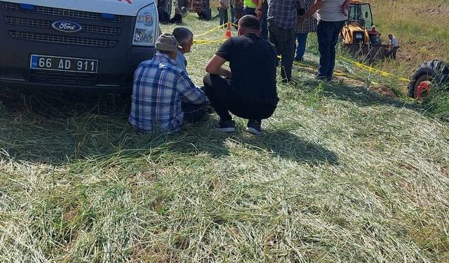 Devrilen traktörün altında kalan çiftçi hayatını kaybetti