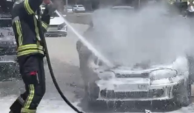 Erzurum'da seyir halindeki otomobil alev aldı