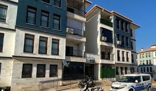 Evinde başından vurulmuş halde bulundu
