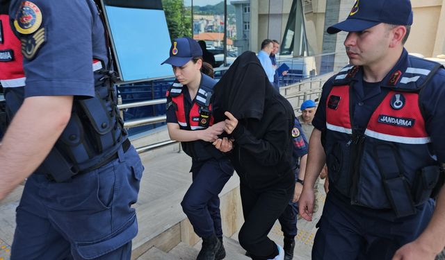Evinde bıçaklanmış olarak cansız bedeni bulundu