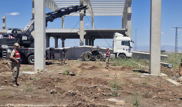Fabrika inşaatında beton blok işçilerin üzerine düştü