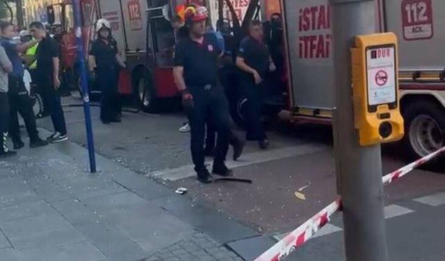 Fatih'te otomobil iş yerine daldı