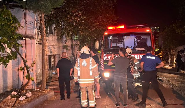 Gaziosmanpaşa’da gecekondu alevlere teslim oldu