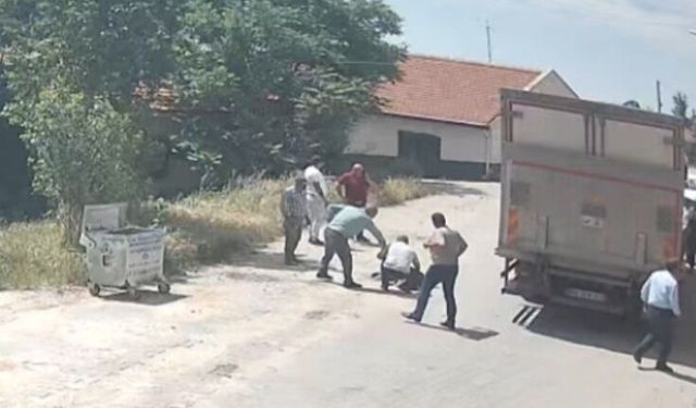 Geri giden kamyon yayaya çarptı