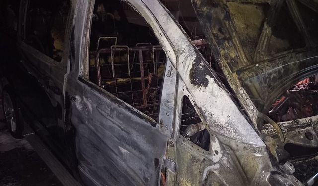 Hatay'da yanan otomobil kullanılmaz hale geldi