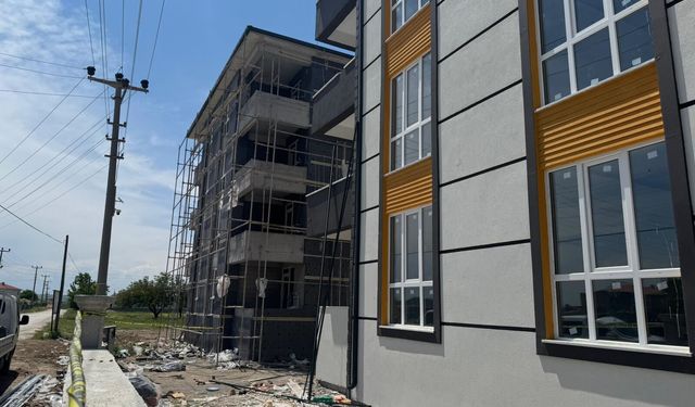 İnşaatta çalışırken elektrik akımına kapılıp düştü
