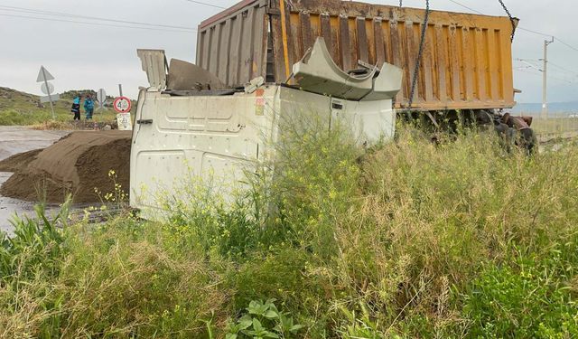 Kayseri’de Lokomotif Kamyona Çarptı: 2 Yaralı