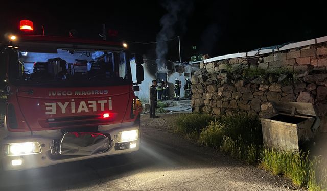 Kayseri'de metruk evi alevler sardı!