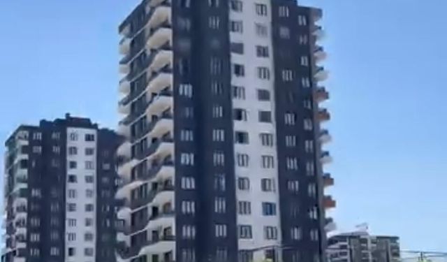 Küçük çocuk 12'nci kattaki evinin pencereye çıktı
