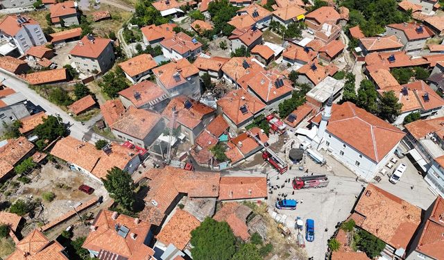 Kütahya'da bahçede başlayan yangın, 3 eve ve 2 araca sıçradı