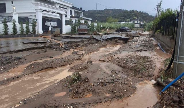 Manisa'da sağanak hayatı felç etti