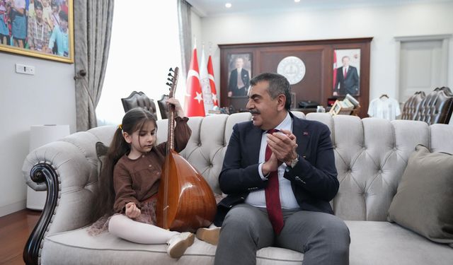 Müzik Tutkunu Görme Engelli Nil, Bakan Yusuf Tekin'i Ziyaret Etti