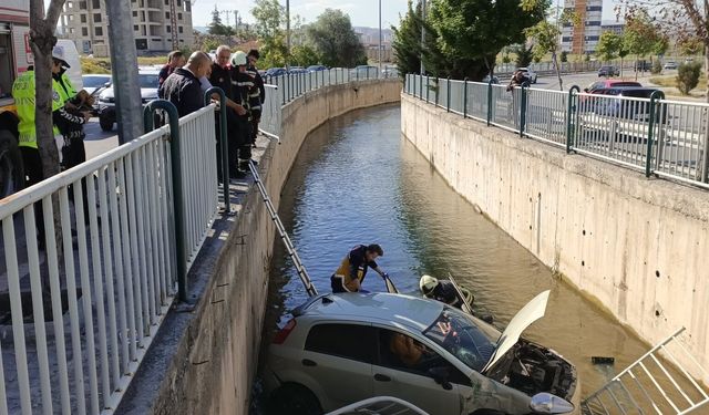 Otomobil bariyerleri kırıp sulama kanalına düştü