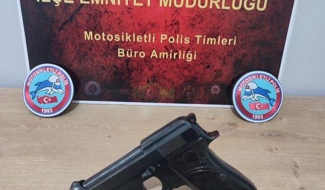 Ruhsatsız tabancayla yakalanan ehliyetsiz sürücü cezadan kaçamadı