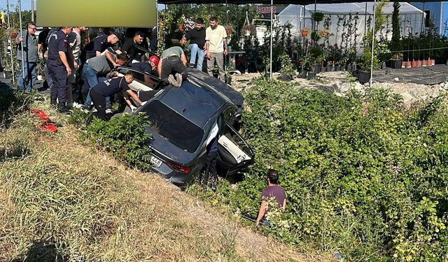 Sakarya'da otomobil su kanalına devrildi; anne ile kızı öldü