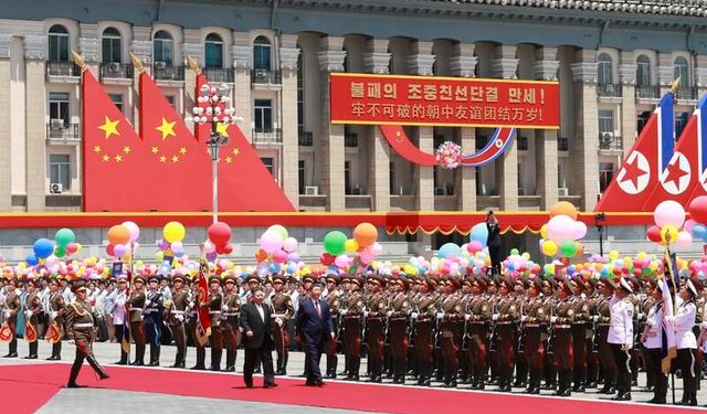 Şi Cinping ve Kim Jong Un bir araya geldi