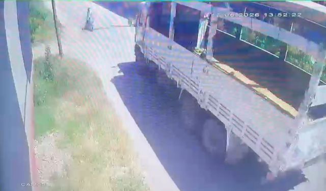 Tarsus'ta motosiklet kamyonla çarpıştı
