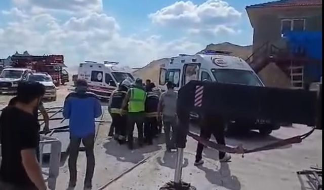 Taş kırma kuyusuna düşerek yaralandılar
