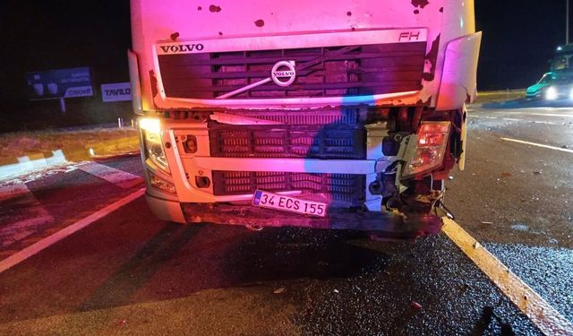 TIR, kırmızı ışıkta bekleyen araca çarptı: 3 kişi yaralandı