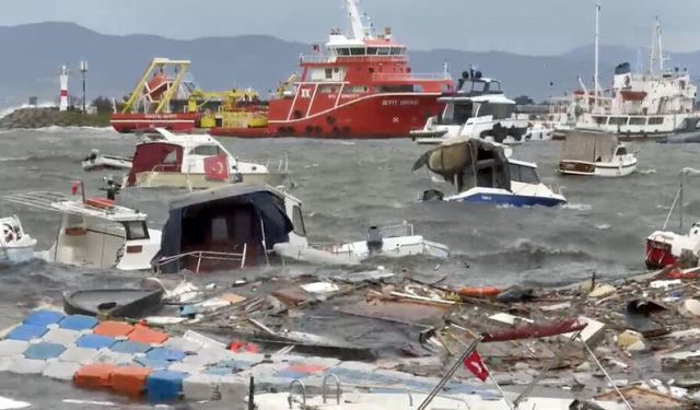 Tuzla'da Fırtınada Batan Gemiler Temizleniyor