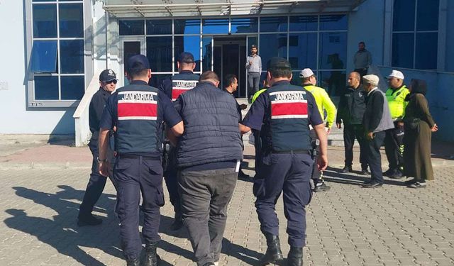 Uzunköprü'de durdurulan taksiden kaçak göçmenler çıktı