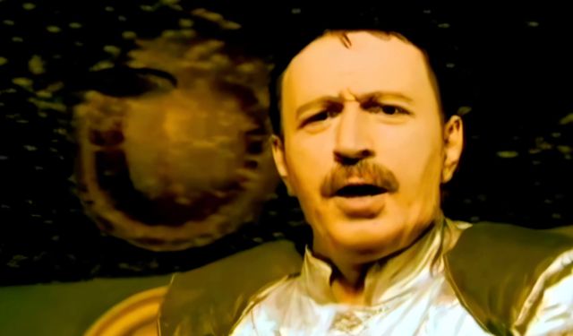 Mustafa Topaloğlu'ndan Gangnam Style'a karşı Bambam Star şarkısı