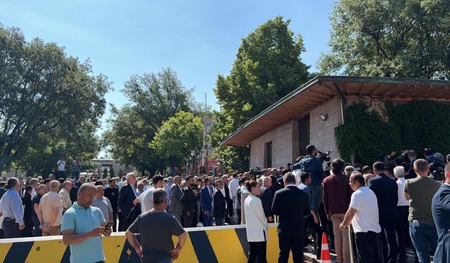 TBMM önünde bekleyiş başladı