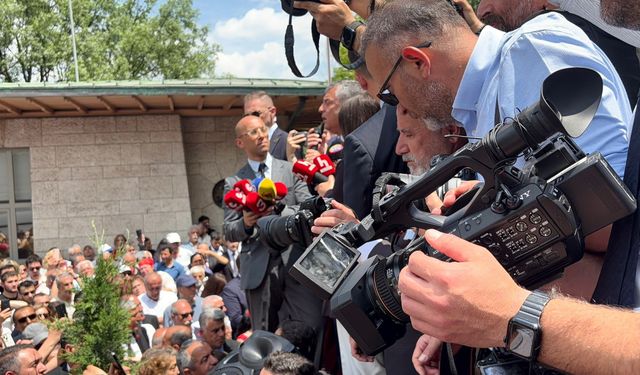 Meclis Önünde Sıcak Saatler! CHP Liderinden Sert Tepki: "Yargı Eliyle Yapılmaya Çalışılan Darbeyi Püskürttünüz"