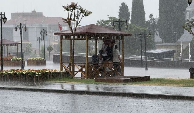 Tekirdağ'da sağanak yağış etkisini gösterdi