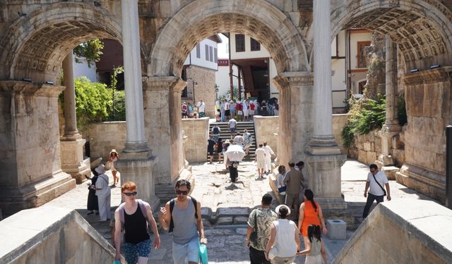 Antalya’da Kaçak Rehber Denetimi: Cezası 180 Bin TL’yi Buluyor