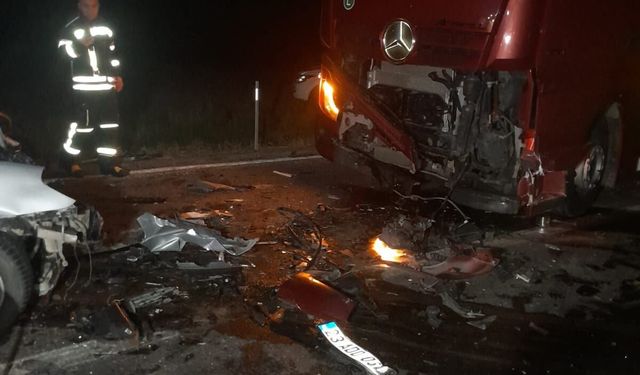 Arguvan'da otomobil e TIR kafa kafaya çarpıştı