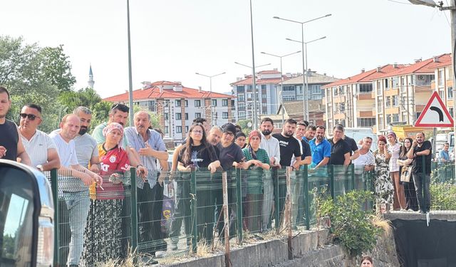 Bartın'da İşçi Servisi ile İki Otomobil Çarpıştı
