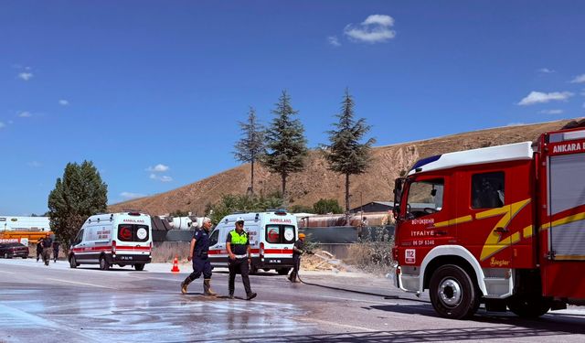 Başkentte otomobil direğe çarptı