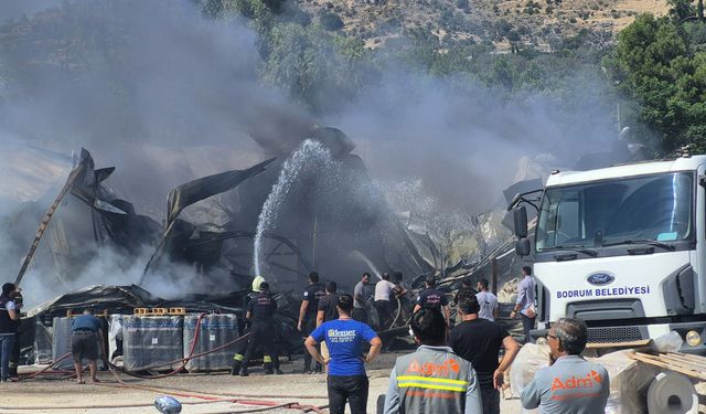 Bodrum'da market deposunda korkutan yangın