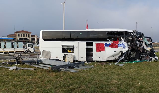 Bolu'da yolcu otobüsü bariyerlere çarptı