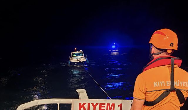 Çanakkale'de sürüklenen tekneyi  'KIYEM-1' kurtardı