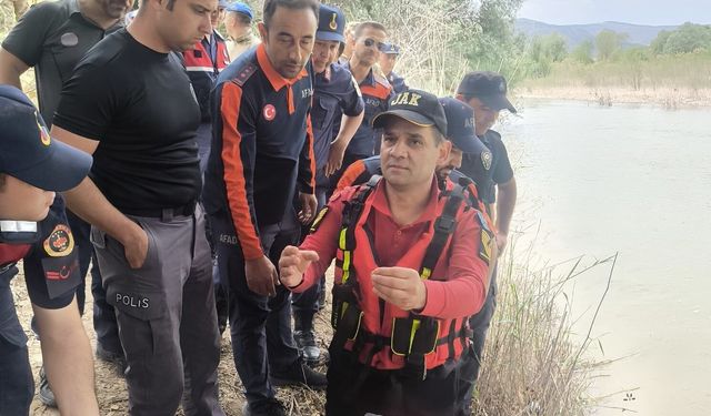 Çocuğunu kurtarmaya çalışırken boğulan babanın cansız bedeninine ulaşıldı