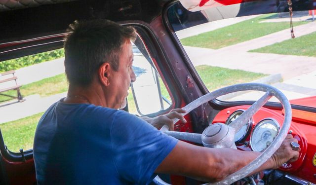 Çocukluk Hayali 51 Yıllık Kamyonu Satın Alıp Karavan Yaptı