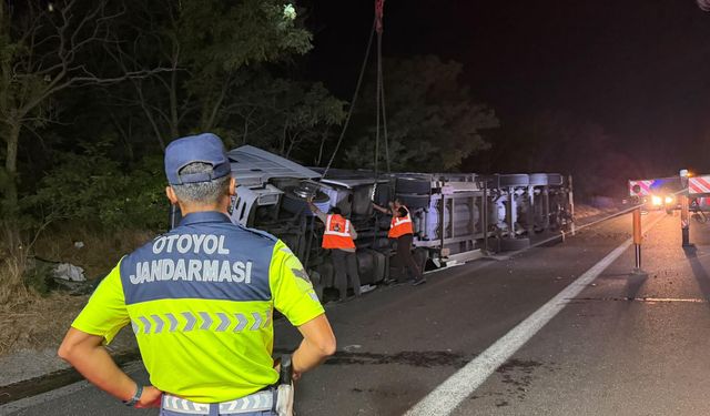 Çorlu’da TIR takla attı: Sürücü hayatını kaybetti