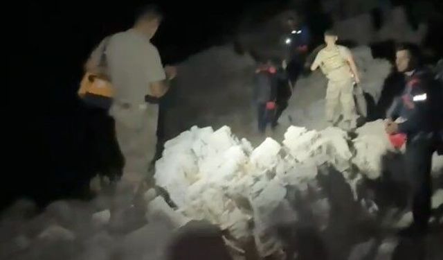 Dağda mahsur kalan 2 mühendis kurtarıldı
